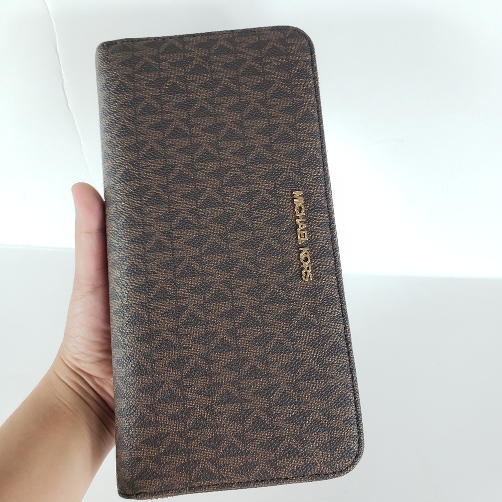 MICHAEL KORS LARGE ZIP A ROUND MK BROWN WALLET - Picture 11 of 12